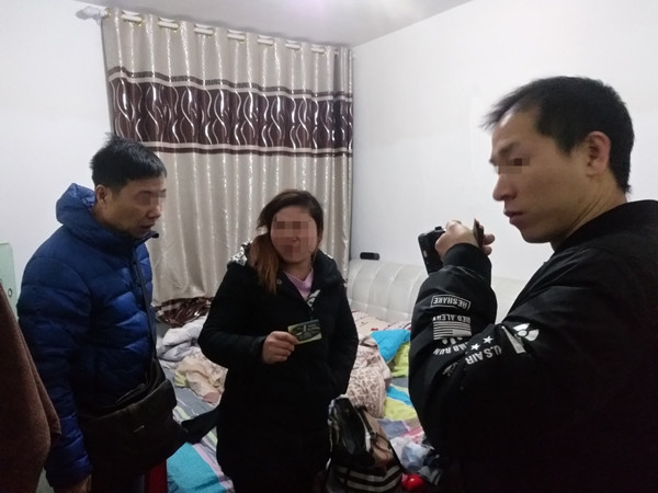 图说:民警在邹某暂住地将其抓获 张波 摄