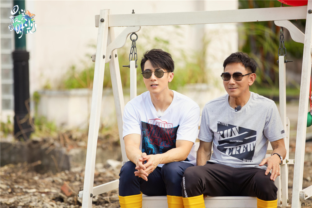 《最美的时光》吴尊亲吻老婆超甜蜜 沙滩嗨玩