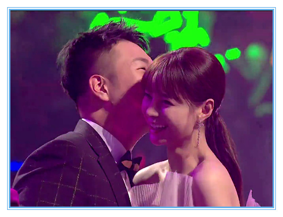 杜海涛沈梦辰又撒狗粮,机场送花还有摸脸杀,这