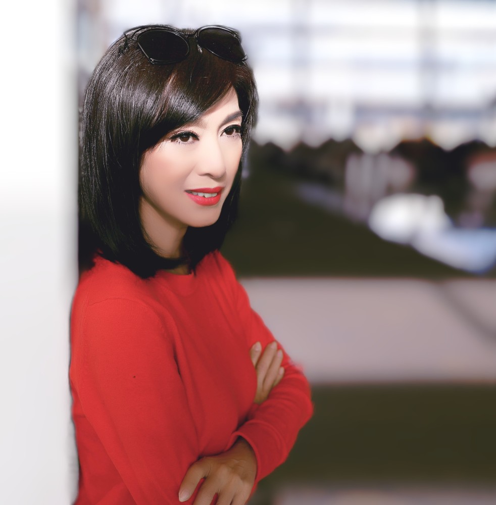 米雪真会穿,短发搭配红色衣服减龄了十来岁,6