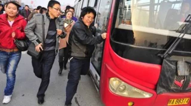 每天上下班时的西安人，不只是追公交车!笑瓜咧!_订阅_腾讯网