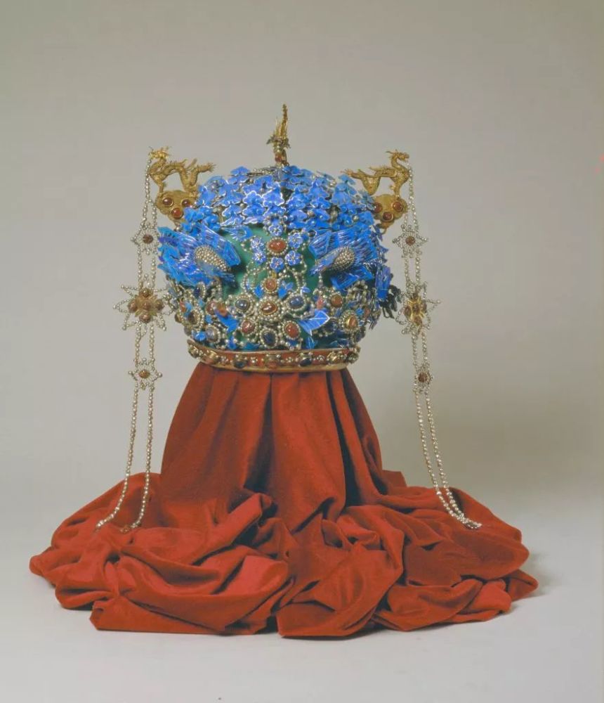 明万历孝端皇后凤冠,高35.5cm,径20cm,重2.95kg.