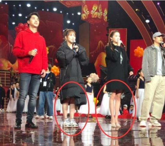 明星春晚彩排曝光,杨紫和关晓彤同台唱歌,两人