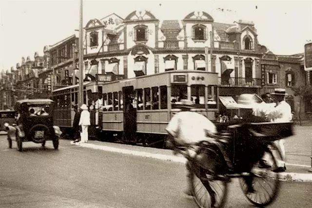 有轨电车1908年3月5日,英商上海电车有限公司在市中心内开设了上海