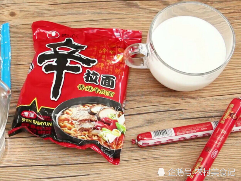 网友用牛奶煮泡面,和餐厅做出来的一样好吃,你