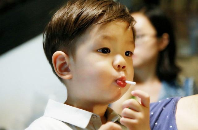 杜江一家录春晚,嗯哼奇思妙想送出金句,霍思燕