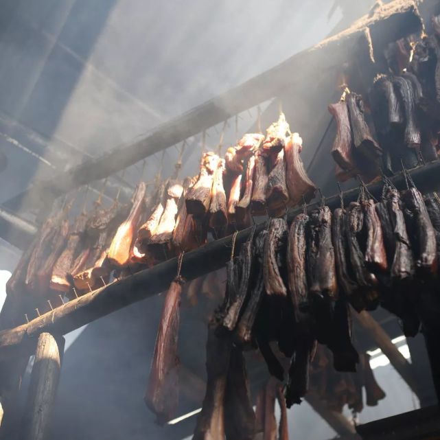 熏肉方法看似简单,其实也很讲究.