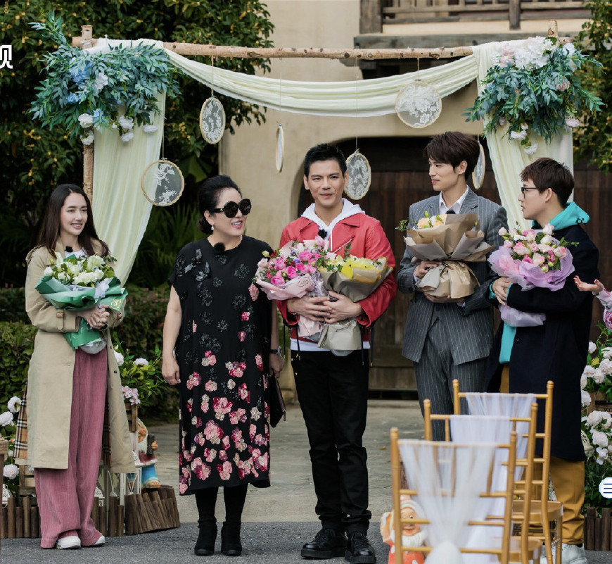 向佐甜蜜牵手郭碧婷,双方父母节目中极力撮合