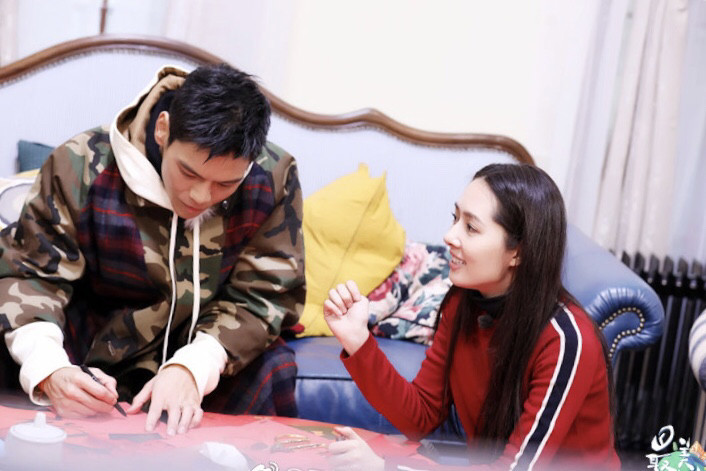 向佐甜蜜牵手郭碧婷,双方父母节目中极力撮合