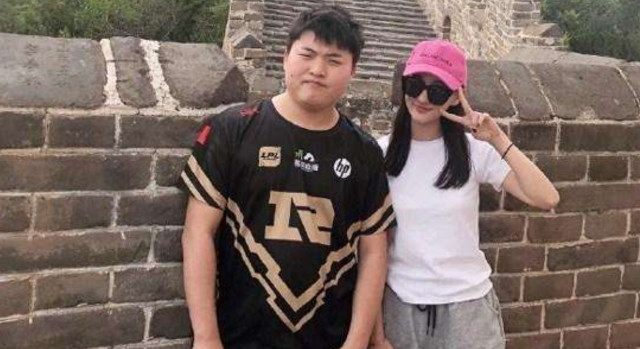 "洗澡狗"直播女友素颜照,竟直言要"盘死"简自豪,网友:狠人