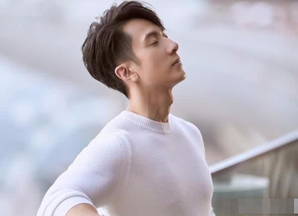 吴尊海边花式秀恩爱,网友:他是什么绝世好男人
