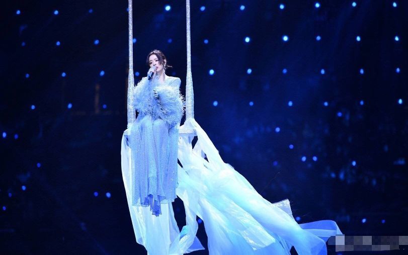 张靓颖献唱《天下无双》,一袭白裙从天而降,仙