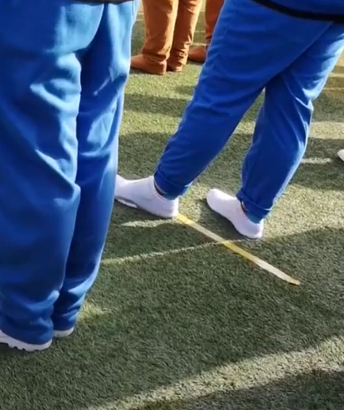 学校组织活动,要求学生穿白鞋子,看到一学生的鞋子时