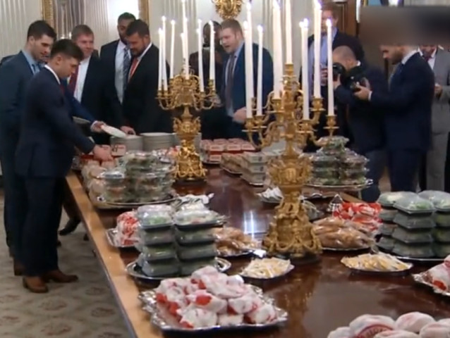 特朗普再刷"低"新纪录:美国最坑国宴,请人到白宫吃千