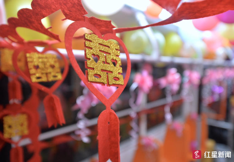 成都青年结婚 包个公交做头车