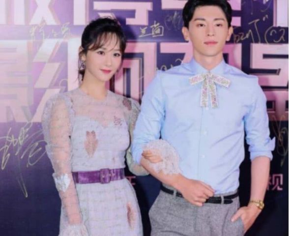 邓伦和杨紫因《香蜜》而获得了大家的喜爱,如今两人走