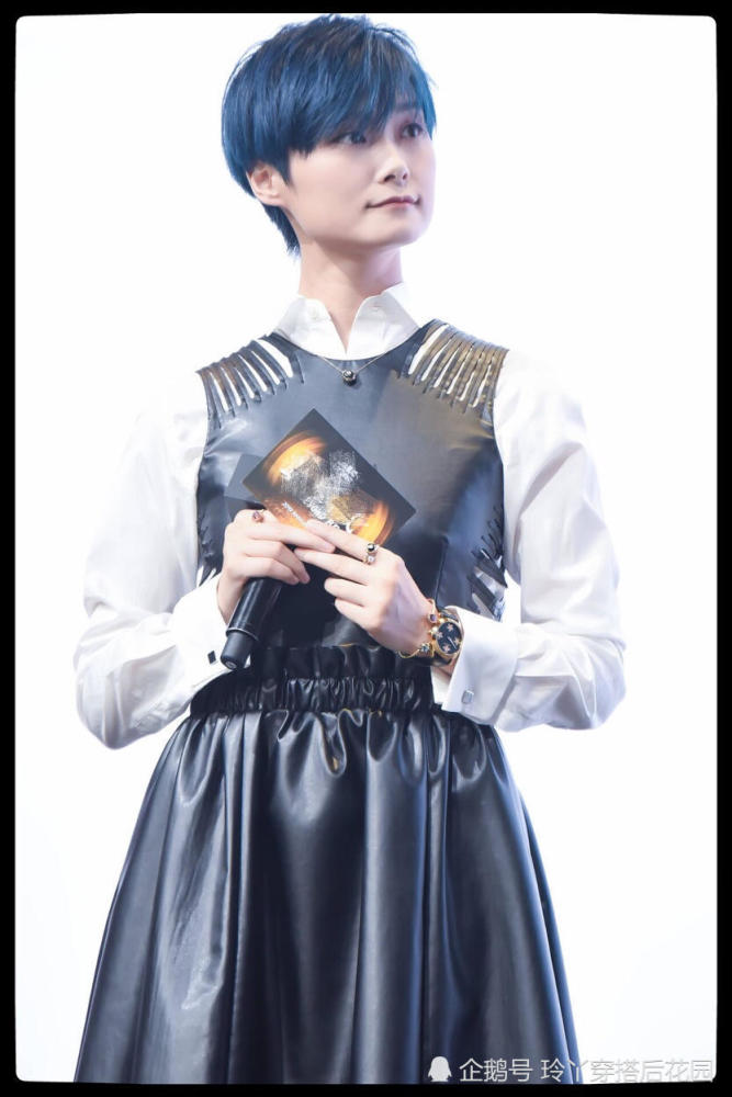 李宇春戴项链戒指穿百褶裙同台刘涛,一个清纯