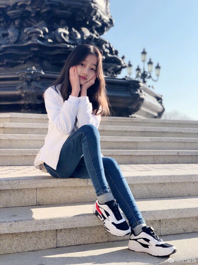赵薇戏中女儿罗茜茜真的长大了,11岁已经是个小美女了