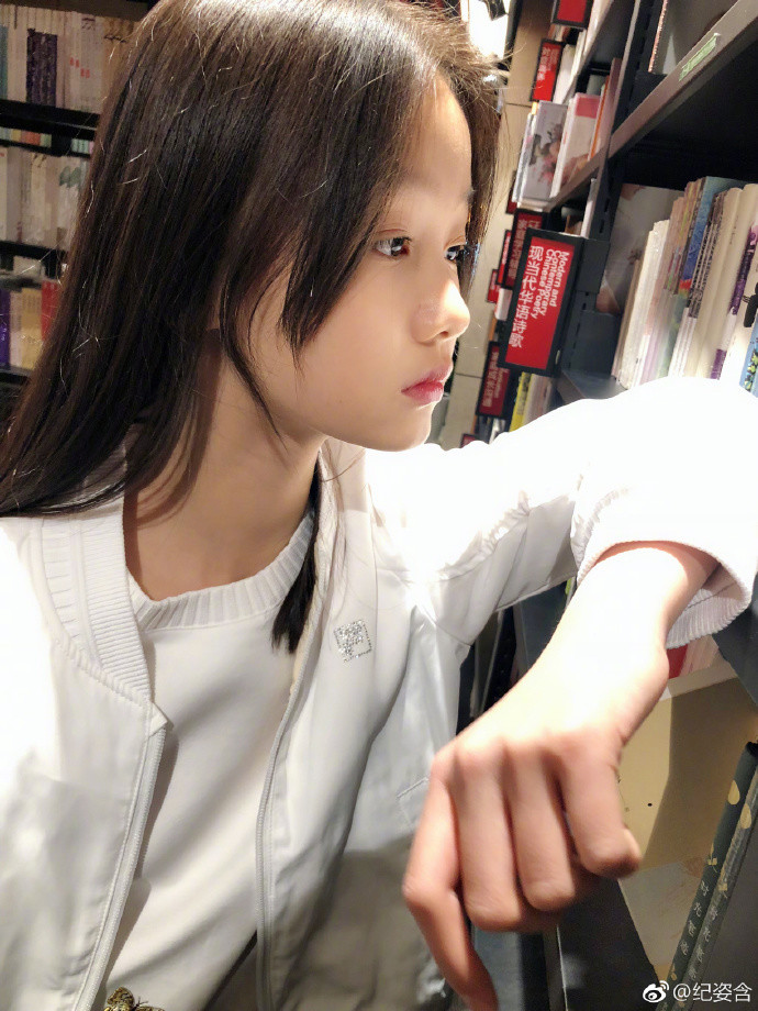 赵薇戏中女儿罗茜茜真的长大了,11岁已经是个小美女了