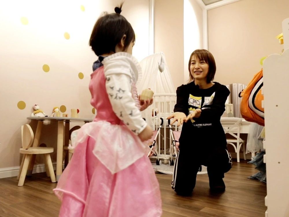 徐海乔给吴昕买面包,吴昕没吃,却一直握在手中