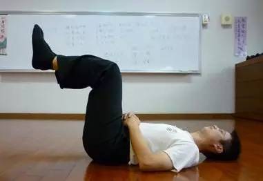 睡前一个动作,半夜不尿尿,让你一觉睡到天亮