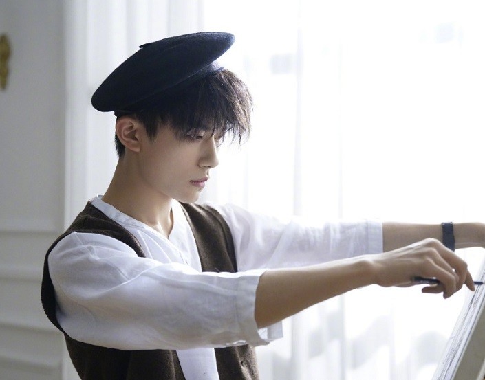 易烊千玺罕见为女生送18岁生日祝福,千纸鹤不