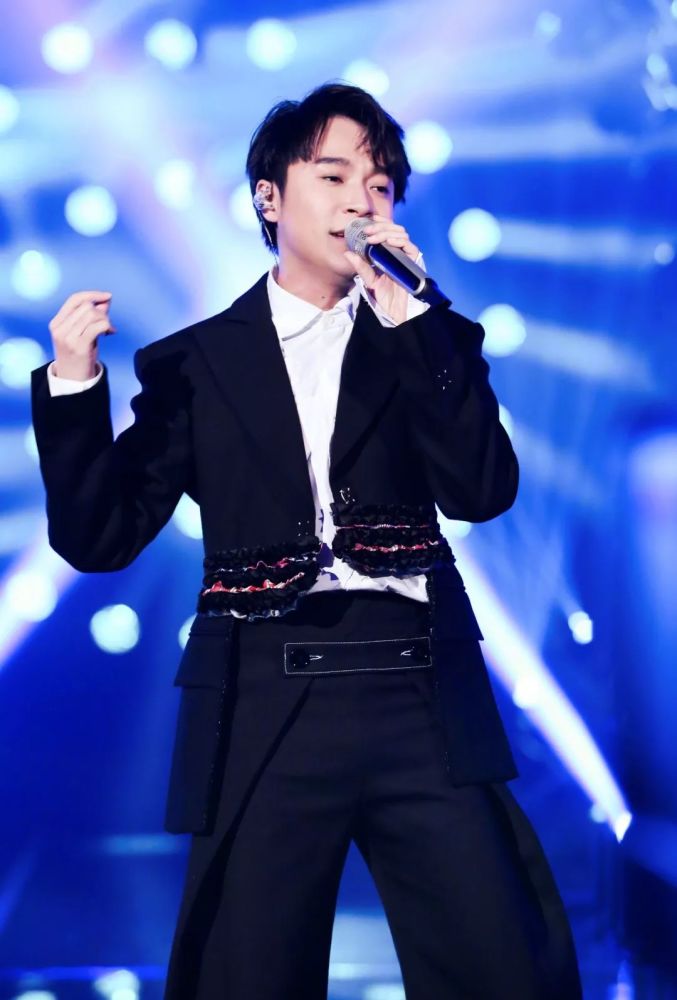 36岁的吴青峰依旧是“宝藏男孩”，这个新人歌手让我们惊喜连连