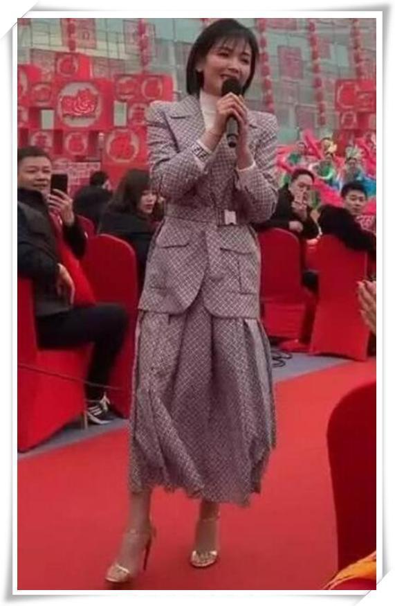 真服了刘涛!冰天雪地穿裙子+凉鞋彩排春晚,敬