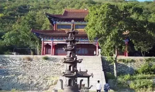 伊芦山