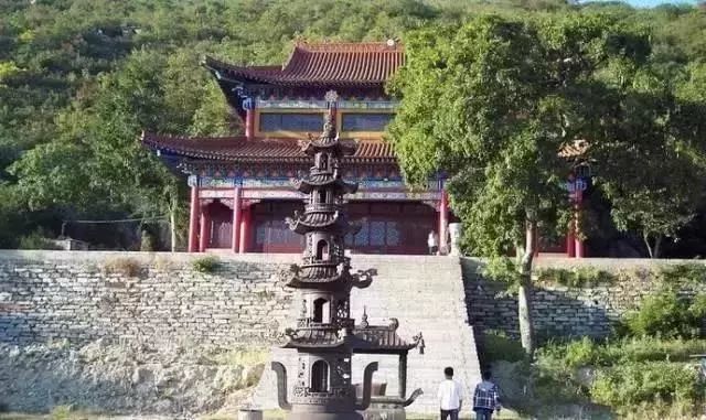 门票价格:免费 地址:灌云县城东北伊芦乡 特色:现存有古代石刻群