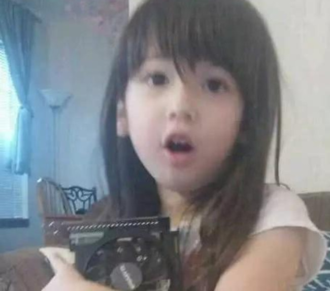 抱显卡的女孩出孩抱着显卡_奉迪熊布娃娃女孩抱女