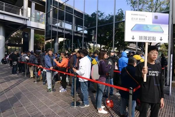 华为Mate 20 X登陆台湾 上千人排队现场购买