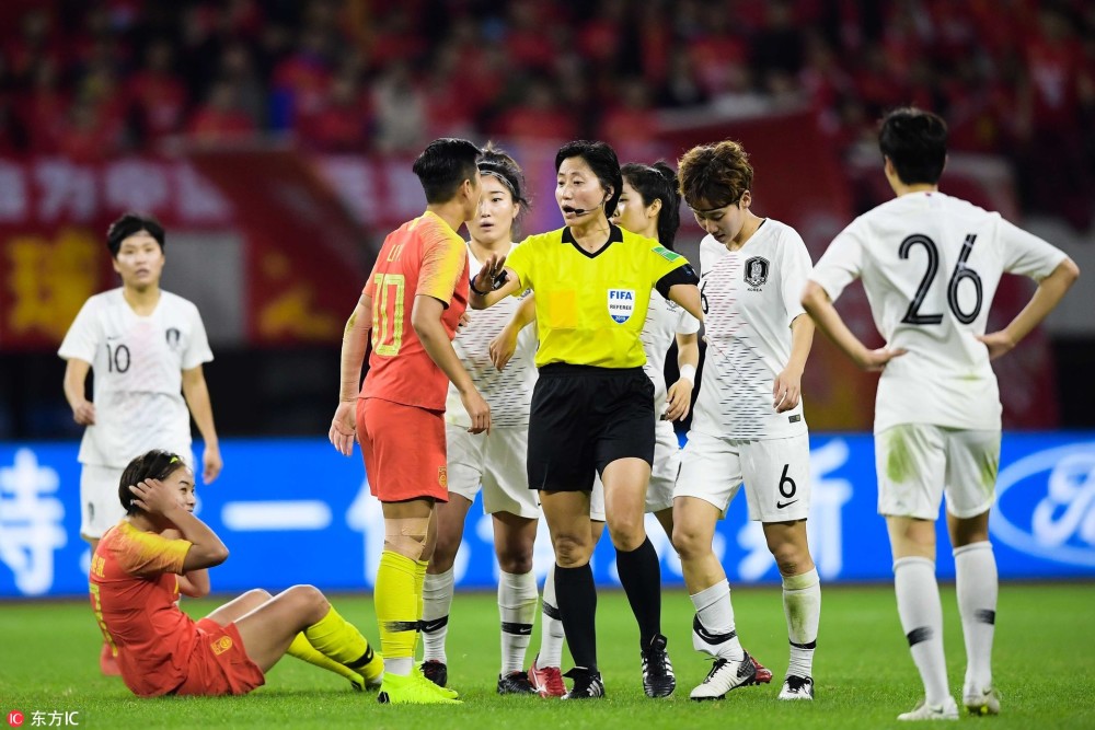 女足冲突也火爆!王霜被下黑脚 李影护妹心切被黄牌警告