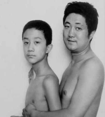 儿子出生后,这位父亲每年抱着儿子拍张照,一连记录了30年