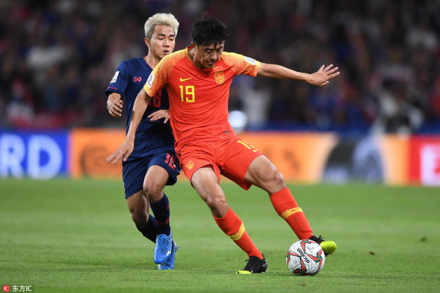38岁郑智与24岁刘洋同场拼杀 这一胜中国足球
