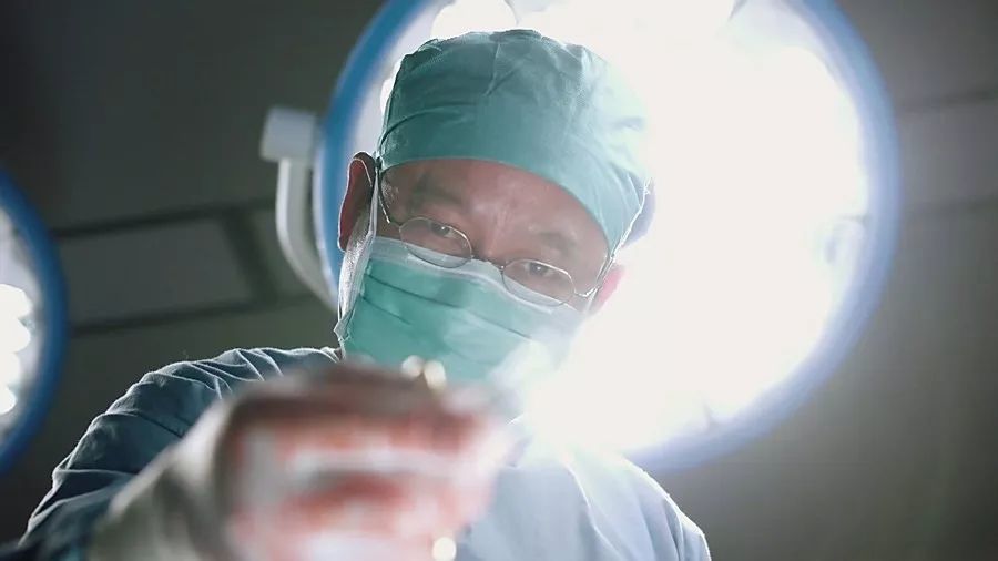 4岁女孩低烧,输液死亡:一生病就输液,祸害了多