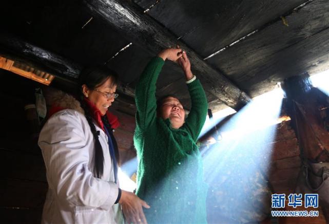 悬崖上的背篓医生:用背篓将心电图机,b超机等医疗器械