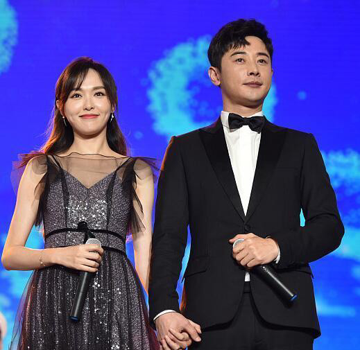 文联春晚:唐嫣与老公罗晋甜蜜献唱,获牵手下台