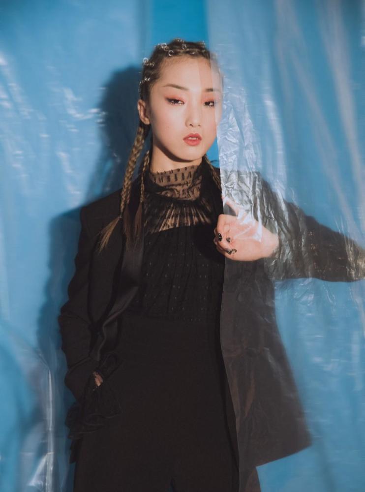 yamy高腰裤配露肩装,稳站C位却被傅菁抢镜,网