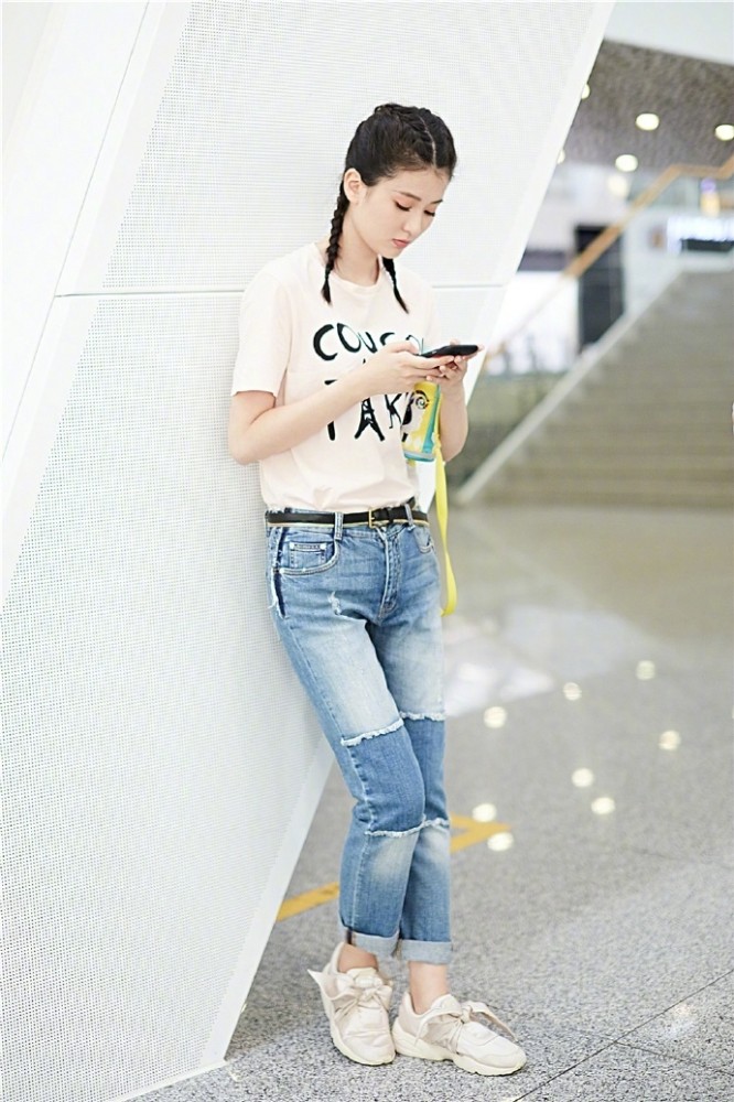 乔欣衣品真好,卫衣下穿碎花裙时髦又少女,活力