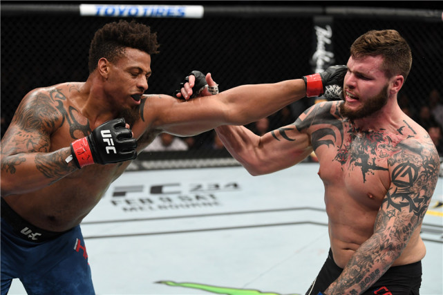 ufc格斗之夜143综述:塞胡多32秒击退迪拉肖成功卫冕