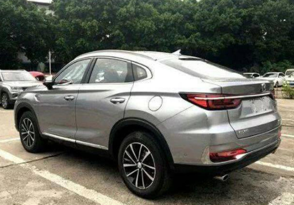 吉利全新轿跑SUV曝光,搭沃尔沃2.0T发动机,不