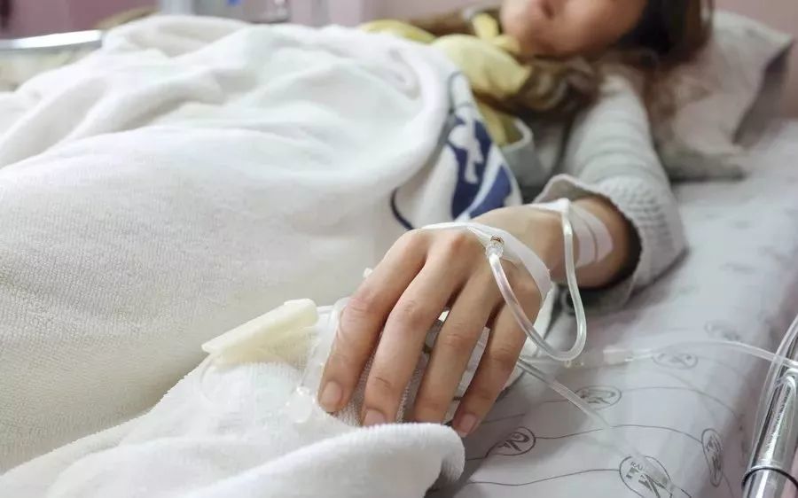 4岁女孩低烧,输液死亡:一生病就输液,祸害了多少中国