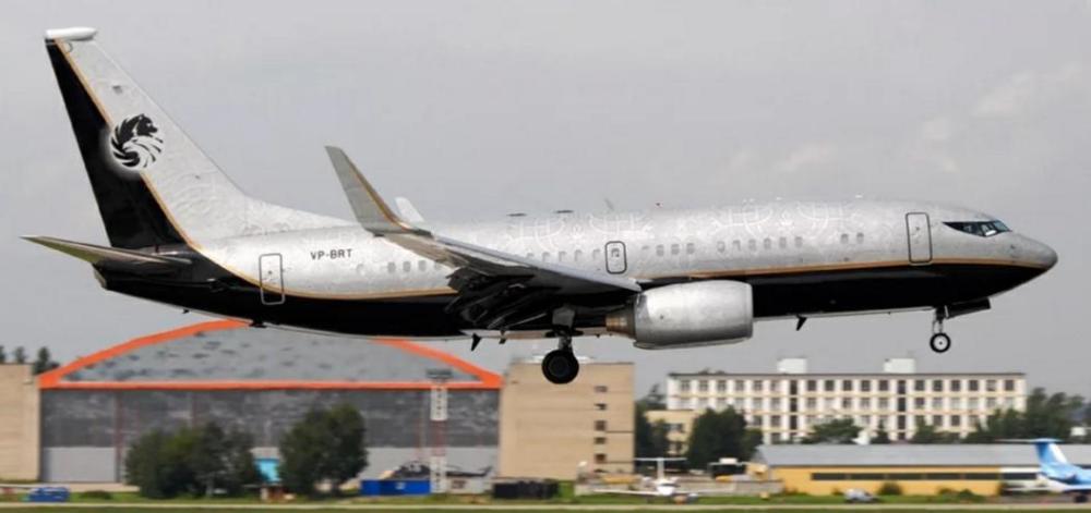 塔里克的波音737,机尾上是斯丹达的标志