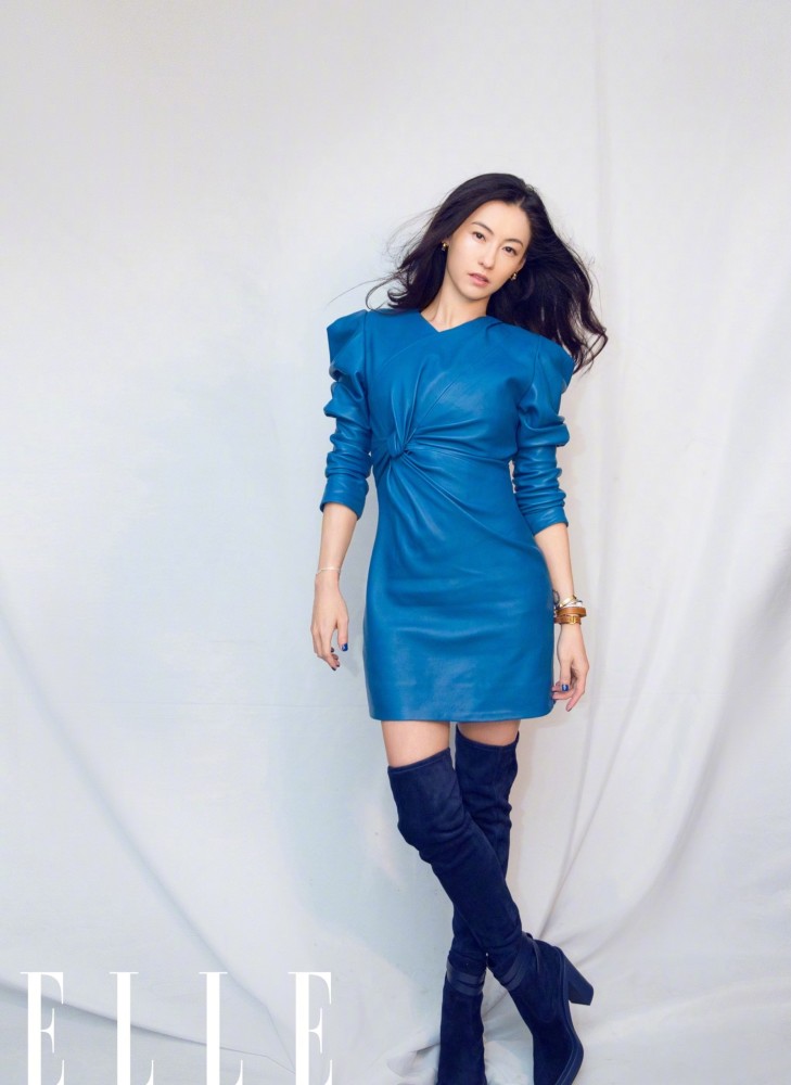 张柏芝又美出新高度了,蓝色皮裙搭配长靴穿出