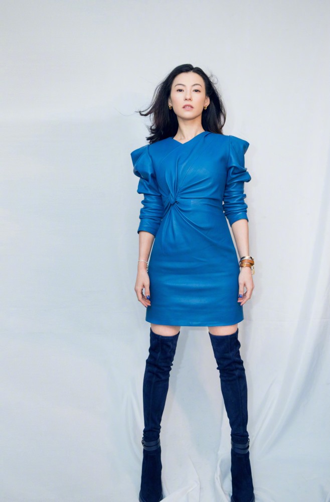 张柏芝又美出新高度了,蓝色皮裙搭配长靴穿出