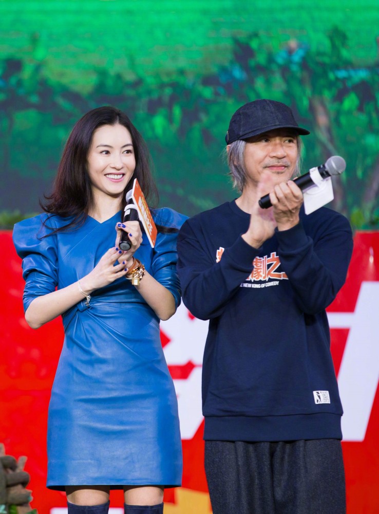 张柏芝又美出新高度了,蓝色皮裙搭配长靴穿出