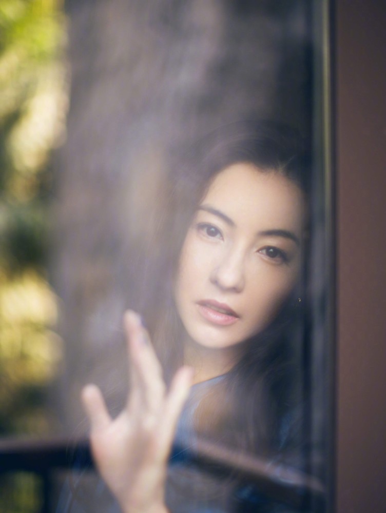 张柏芝又美出新高度了,蓝色皮裙搭配长靴穿出