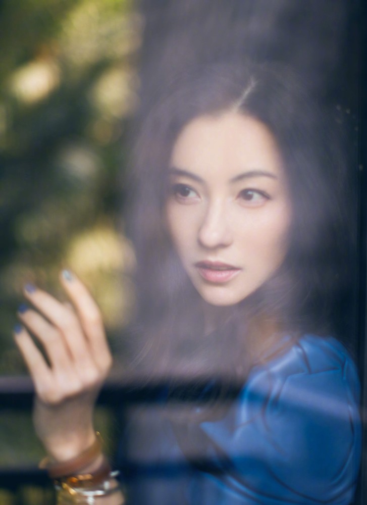 张柏芝又美出新高度了,蓝色皮裙搭配长靴穿出