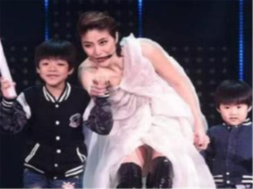 小儿子染上流感发烧40度,听到2个孩子的话,陈